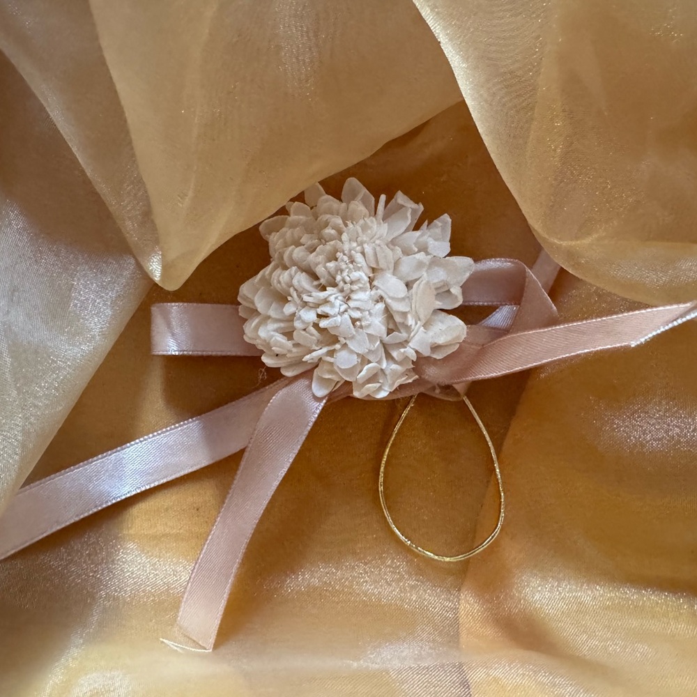 ❤️ New Elegant Box with Gold Sheer fabric cover with a Floral Accent - Picture 2 of 15